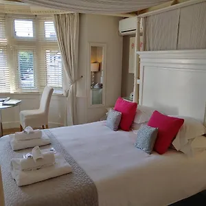Frühstückspension The House Boutique - In-room Breakfast - Free Parking, Bath